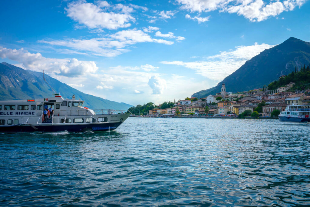 Paseo del lago de Garda en ferry
