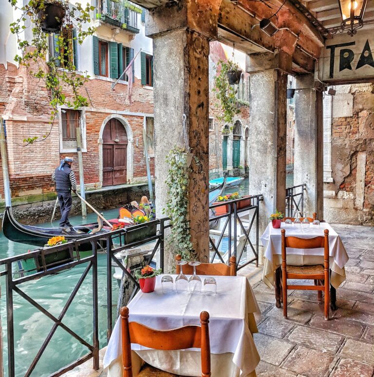 tavoli in riva a canale di venezia