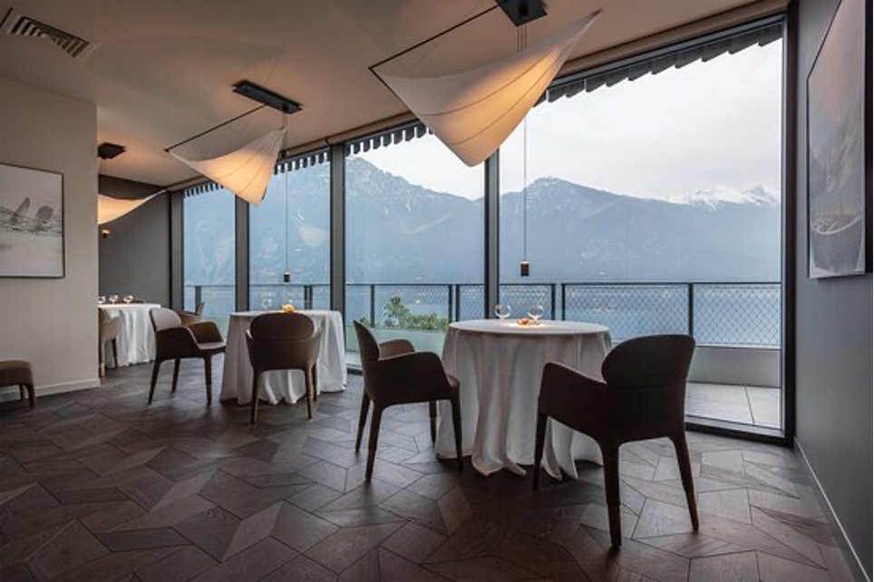 10 ristoranti con vista Lago di Garda 

https://www.tripadvisor.it/Restaurant_Review-g227887-d23728568-Reviews-Senso_Lake_Garda_by_Alfio_Ghezzi_Hotel_EALA-Limone_sul_Garda_Province_of_Brescia.html
