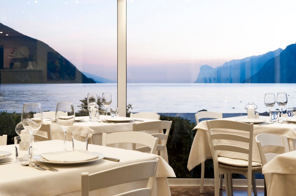 10 ristoranti con vista Lago di Garda 

https://www.facebook.com/allaterrazzatorbole/ 