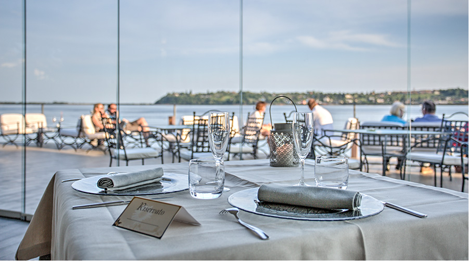 10 ristoranti con vista Lago di Garda 

Foto tratta da https://www.laverandarestaurant.it/it/index.html