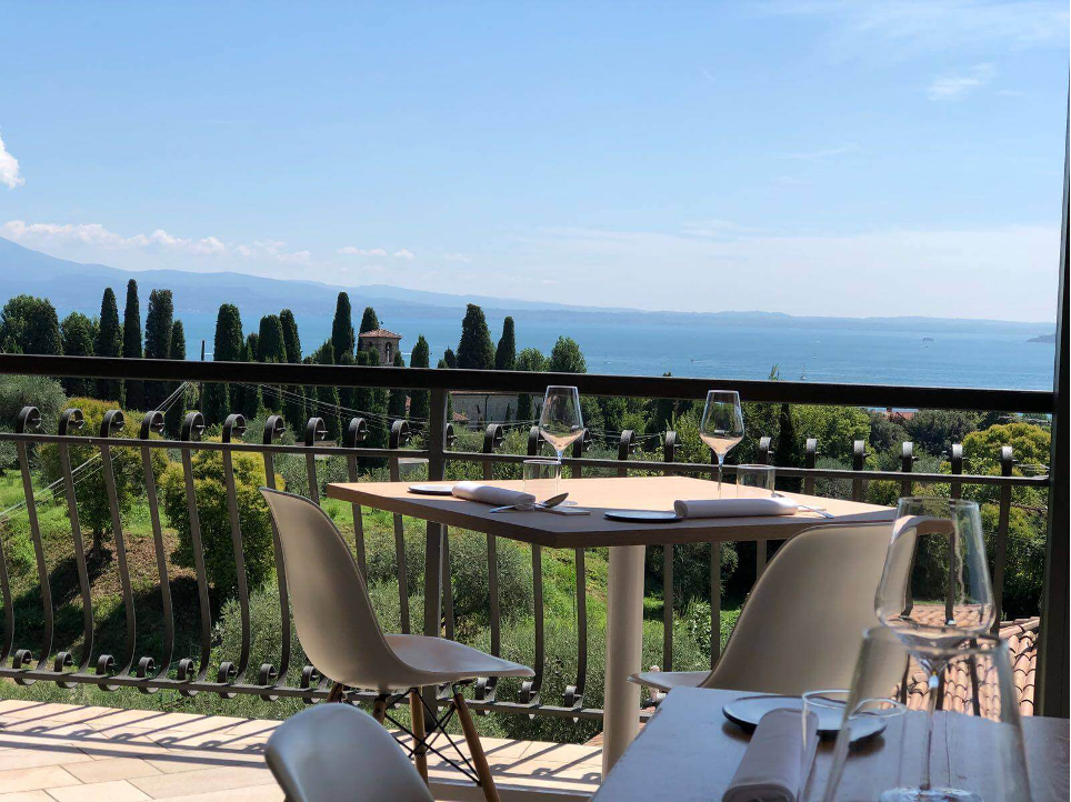 10 ristoranti con vista Lago di Garda

www.losteria-moniga.it 