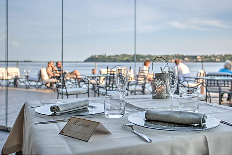 10 ristoranti con vista Lago di Garda Foto tratta da https://www.laverandarestaurant.it/it/index.html