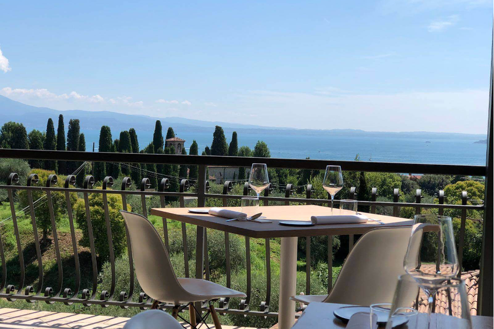 10 ristoranti con vista Lago di Garda

www.losteria-moniga.it 